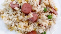 Dengan paduan sosis sapi, kacang polong dan jagung manis, nasi goreng @madamongsby ini terlihat menggiurkan ya? Foto: Istimewa