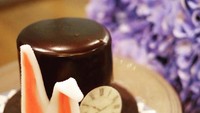Atau pesan cake cokelat yang dibentuk seperti topi kelinci lengkap dengan jam tangan andalannya.Foto: Instagram Perhaps Rabbits
