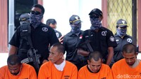 Para tersangkan tertunduk malu.