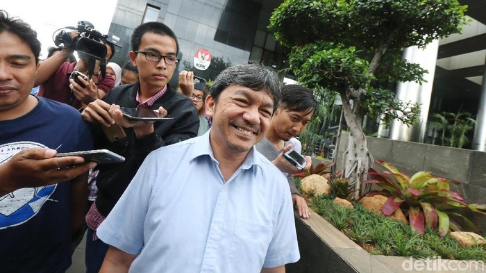 Albert Burhan selesai diperiksa KPK sebagai saksi terkait kasus dugaan suap terhadap Emirsyah Satar, Jumat (26/1/2018). Albert, yang enggan menjelaskan keterangan yang diberikan kepada penyidik, mengaku akan membantu KPK dalam kasus ini.