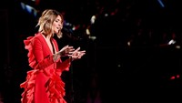 Diusianya ke-24, Julia Michaels mampu meraup sukses di dunia musik dengan menuliskan lagu-lagu top. Lagu-lagu seperti Sorry (Justin Bieber) hingga Good For You (Selena Gomez) bukti tangan emasnya sebelum menuliskan lagu bertema kecemasan bertajuk Issues. Kevin Winter/Getty Images.