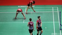 Della/Rizki harus mengakui keunggulan lawan setelah kalah dengan skor 12-21 dan 17-21.
