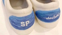 Sepatu ini dilukis dengan menggunakan cat anti air sehingga bisa dipakai di segala cuaca dan medan. Istimewa/Deelukis.