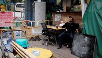 Dilansir Reuters, harga sewa properti yang naik hingga 200 persen dalam satu dekade terakhir, menjadikan sebuah apartemen tanpa jendela dan disharing dengan pengguna lain dihargai dengan HKD 2.000/bulan (sekitar Rp 3,4 juta). (Foto: Dok. REUTERS/Bobby Yip)