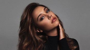 Dalam salah satu video tanya jawab dengannya di YouTube, Alexis mengungkapkan dia benci dengan efek kepopulerannya di media sosial. Namun dia juga mengakui termotivasi untuk lebih sukses dan menjadi orang yang lebih baik lagi. Foto: Instagram