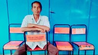 Kursi yang digunakan Lee Eun Chae-Papa untuk berpose berasal dari Wonogiri, Jawa Tengah. Kursi yang bertuliskan Sekar-Tanjung Kismantoro itu dulunya dimiliki Sunardi. (Dok Sunardi-Sekar Tanjung Kismantoro).