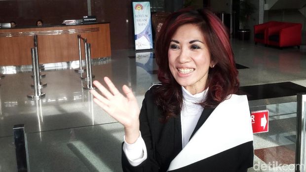 dr Sonia Wibisono usai diperiksa KPK