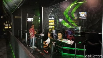 Warnet ini terdiri dari tiga lantai. Lantai pertama diisi oleh komputer-komputer yang terjejer dalam ruangan tertutup. Satu ruangan isinya bisa lima komputer. Foto: detikINET/Muhammad Alif Goenawan