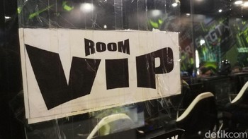 Sementara di lantai dua, Rp 15 ribu per jam. Sementara di lantai tiga, untuk ruangan bothcamp dan VIP Rp 6 ribu per jam, serta Rp 5 ribu per jam untuk yang biasa. Foto: detikINET/Muhammad Alif Goenawan