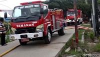 Ada 24 mobil pemadam yang dikerahkan ke lokasi.