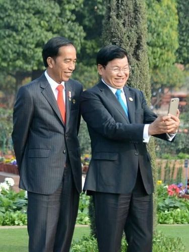 Presiden Jokowi diajak selfie Perdana Menteri Laos Thongloun Sisoulith