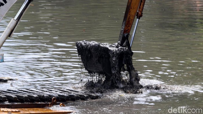 Normalisasi Sungai Ciliwung

Pekerja dengan alat berat mengeruk endapan sampah bercampur lumpur di aliran Sungai Ciliwung, kawasan Pasar Baru, Jakarta, Kamis (25/1/2018). Pengerukan tersebut untuk menormalkan kedalaman sungai sehingga aliran air lancar. Grandyos Zafna/detikcom