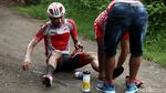 Pebalap Bertumbangan di Etape Neraka