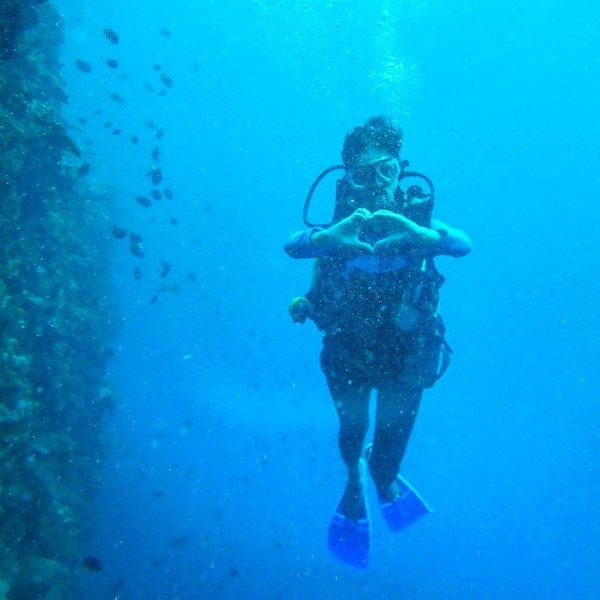 Tak hanya pantai, rupanya Atries juga suka diving. Ini saat dia menyelami keindahan alam bawah laut Bunaken. (Instagram/Atries Angel) Tak hanya pantai, rupanya Atries juga suka diving. Ini saat dia menyelami keindahan alam bawah laut Bunaken. (Instagram/Atries Angel)