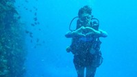 Tak hanya pantai, rupanya Atries juga suka diving. Ini saat dia menyelami keindahan alam bawah laut Bunaken. (Instagram/Atries Angel)