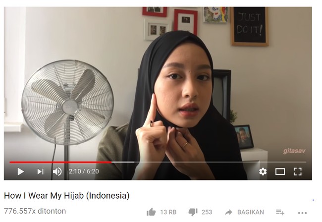 Hijab yang ia kenakan pun cukup menarik perhatian. Tak heran jika video hijab tutorial dan hijab review di channel Gita Savitri mengundang banyak penonton. Foto: Instagram
