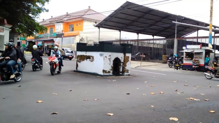Sebuah makam berdiri di tengah Jalan Purwokerto. Masyarakat dibuat bertanya-tanya dengan siapa yang dimakamkan di situ hingga misteri makam sulit dipindahkan.