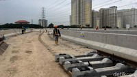 Dalam kesempatan itu, Allan juga menjelaskan soal desain stasiun yang akan dibangun di LRT Kelapa Gading. Dia menjelaskan stasiun itu nantinya akan ramah untuk para penyandang difabel atau keterbatasan fisik.