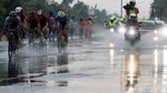 Meski Diguyur Hujan, Pebalap TdI Tetap Adu Kecepatan