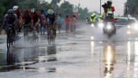 Para pebalap adu cepat dibawah guyuran hujan.