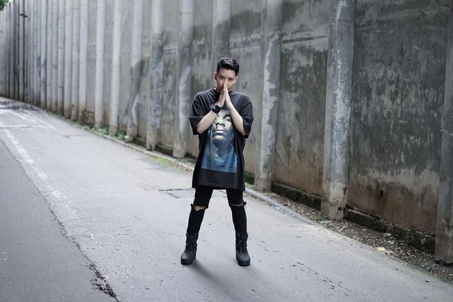 Personel SMASH yang kini jadi presenter Rangga Moela tampil stylish memakai t-shirt dari brand kekinian, Vetements, seharga Rp 12 jutaan. Foto: Dok. Awan Potret