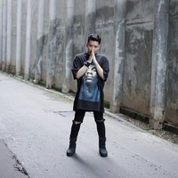 Personel SMASH yang kini jadi presenter Rangga Moela tampil stylish memakai t-shirt dari brand kekinian, Vetements, seharga Rp 12 jutaan. Foto: Dok. Awan Potret