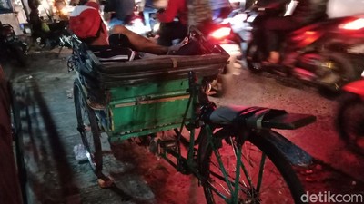 Foto: Suka Duka Pangaliman dan Lasono Menarik Becak di Pondok Labu
