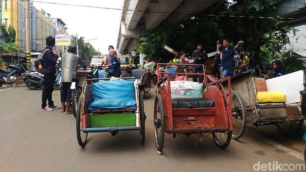 Lurah Pekojan Tambora mengecek tukang becak di kolong flyover Bandengan Utara, Jumat (26/1/2018)