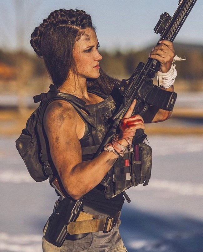 Lauren Young merupakan mantan tentara yang kini populer di Instagram. Pengikutnya di akun media sosial tersebut mencapai lebih dari 155 ribu. Mereka yang menjadi followers Lauren bukan hanya karena melihat kecantikan wanita ini saja, melainkan juga menggagumi sosoknya yang akrab dengan dunia laki-laki yaitu senjata. Foto: Instagram