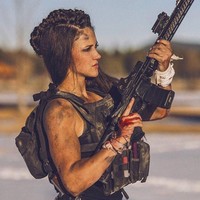 Lauren Young merupakan mantan tentara yang kini populer di Instagram. Pengikutnya di akun media sosial tersebut mencapai lebih dari 155 ribu. Mereka yang menjadi followers Lauren bukan hanya karena melihat kecantikan wanita ini saja, melainkan juga menggagumi sosoknya yang akrab dengan dunia laki-laki yaitu senjata. Foto: Instagram