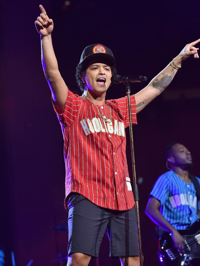 Bruno Mars NEW YORK, NY - SEPTEMBER 22: (Editorial Use Only) Bruno Mars performs onstage during Bruno Mars: 24K Magic World Tour at Madison Square Garden on September 22, 2017 in New York City. (Photo by Theo Wargo/Getty Images for Atlantic Records)