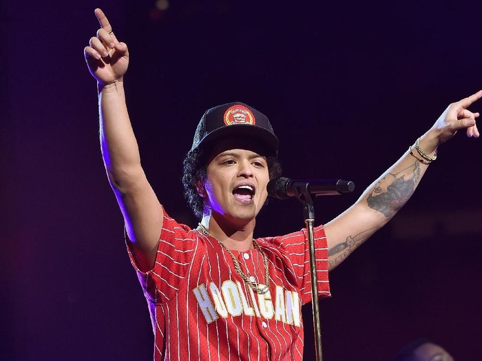 Bruno Mars NEW YORK, NY - SEPTEMBER 22: (Editorial Use Only) Bruno Mars performs onstage during Bruno Mars: 24K Magic World Tour at Madison Square Garden on September 22, 2017 in New York City. (Photo by Theo Wargo/Getty Images for Atlantic Records)