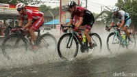 Hujan sempat mengguyur jalur yang dilintasi pebalap Tour de Indonesia (TdI) 2018.