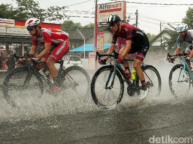 Meski Diguyur Hujan, Pebalap TdI Tetap Adu Kecepatan