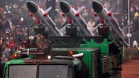 Pelontar senjata militer dipamerkan saat parade