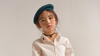 Lee Eun Chae-Papa berpose di atas kursi klasik yang bertuliskan Sekar Tanjung Kismantoro. (Dok Instagram).