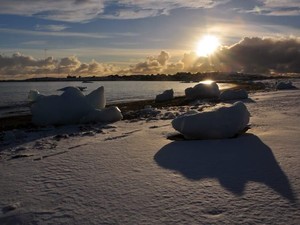 Cuma di Pantai Ini, Kamu Bisa Berjemur Sampai Main Ski