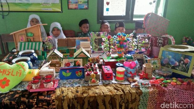 Kerajinan tangan pelajar di Lamongan/