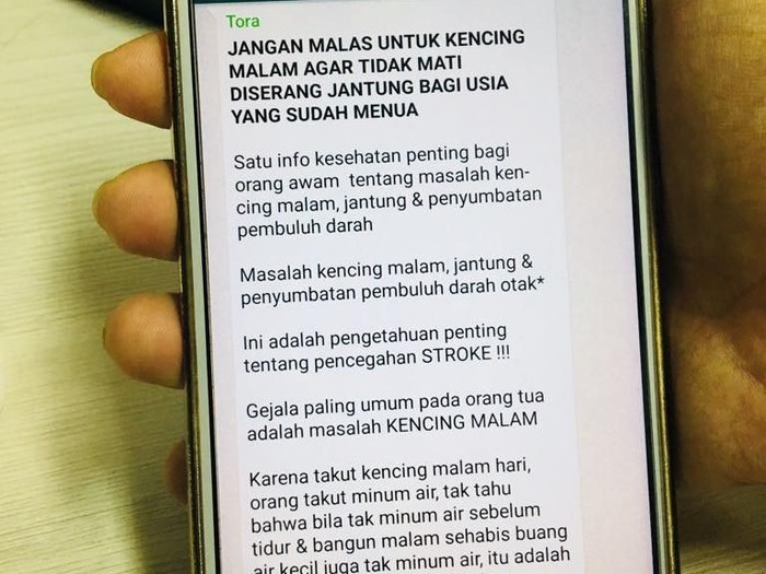 Beredar broadcast mengenai dampak melewatkan kencing malam yang disebut-sebut bisa mengakibatkan sumbatan pada jantung. Foto: Aisyah/detikHealth Beredar broadcast mengenai dampak melewatkan kencing malam yang disebut-sebut bisa mengakibatkan sumbatan pada jantung. Foto: Aisyah/detikHealth