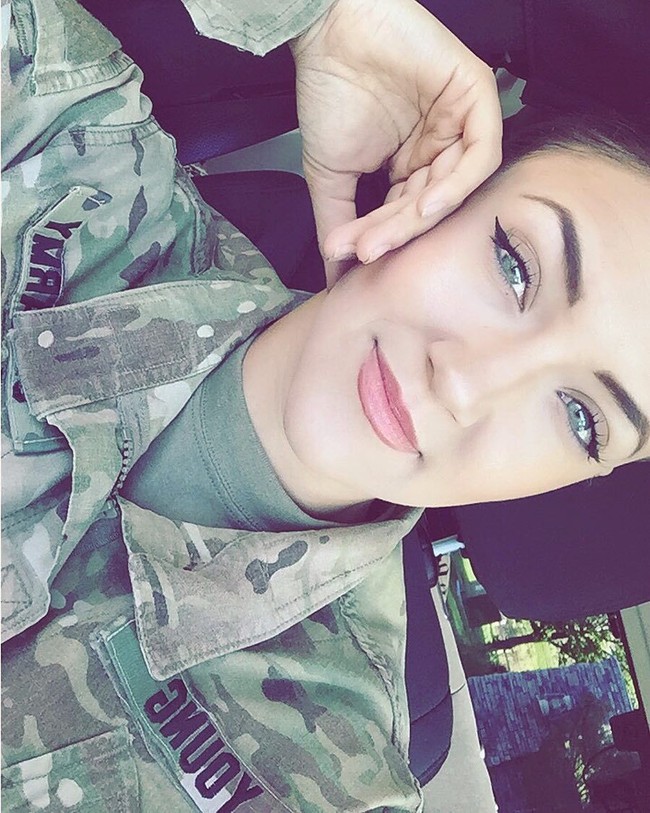 Inilah sosok Lauren Young saat memakai seragam tentara. Tentara yang sungguh cantik ya. Foto: Instagram