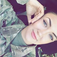 Inilah sosok Lauren Young saat memakai seragam tentara. Tentara yang sungguh cantik ya. Foto: Instagram