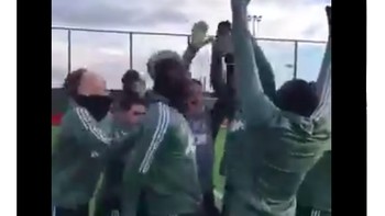 Tampaknya fans netizen menyambut gembira kontrak baru Mourinho. Di sini digambarkan pemain MU senang mendengar kabar Mou akan melatih sampai 2020. Foto: istimewa