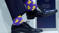 Kaos kaki ini berwarna ungu dengan gambar bebek kuning yang biasanya ada di kamar mandi.