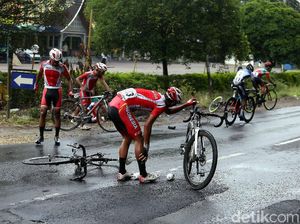 Pebalap Bertumbangan di Etape Neraka