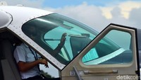 Wanita berdarah Korea Selatan ini menempuh pendidikan pilotnya di Australia.