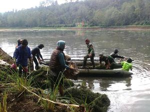 Buat Citarum Harum, Petugas Susuri Sungai Petakan Sumber Pencemaran