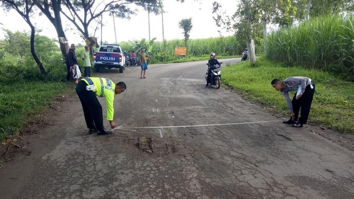 Motor Selip Lalu Tabrak Truk, Seorang Pelajar Meninggal