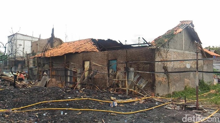 Kebakaran Lapak Limbah Plastik Merembet ke 3 Rumah, Atap Hancur