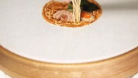 Ipnot tertarik dengan sulaman sejak kecil karena pengaruh sang nenek. Ia membuat sulaman makanan dengan detail. Salah satunya bentuk ramen dengan mie, nori, daun bawang, telur dan chashu. Keren! Foto: ipnot