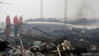 Kebakaran ini merembet ke tiga rumah yang lokasinya berdekatan.